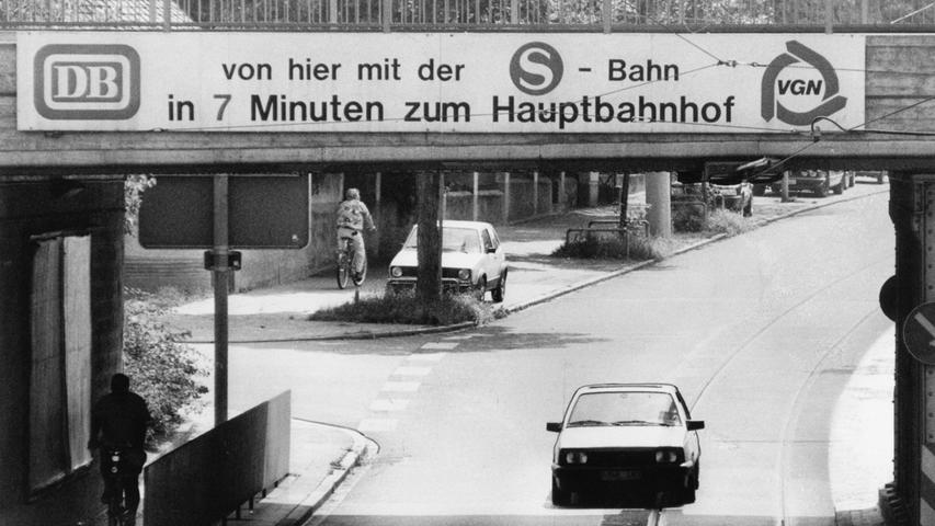 Natürlich wird für die Schnellbahn auch die Werbetrommel gerührt. Dieser Appell von der Deutschen Bahn (DB) und dem Verkehrsverbund Großraum Nürnberg(VGN), der an einer Bahnbrücke zu sehen ist, richtet sich an die Autofahrer. Sie sollen zum Umstieg auf die S-Bahn bewegt werden. Auch auf Plakatwänden und als Inserat erscheint der Hinweis.