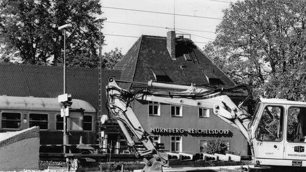 Auch hier rollen die Bagger: Der Bahnhof Reichelsdorf gleicht 1994 einer großen Baustelle. In Betrieb geht die 26-Kilometer-Strecke von Nürnberg nach Roth sieben Jahre später, im Jahr 2001.