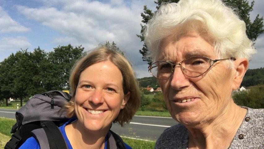 Auf dem Friedhof in Oesdorf trifft Claudia Hannelore Reck beim Blumen gießen. Jeden Tag besucht die 77-Jährige ihren Mann, der vor einem Jahr im Alter von 81-Jahren verstorben ist. Sie läuft die kurze Strecke, denn der Arzt sagt, sie solle sich bewegen. Sie hat mehrere Schlaganfälle hinter sich und war schon 17 Mal auf Reha. Wahnsinn!
