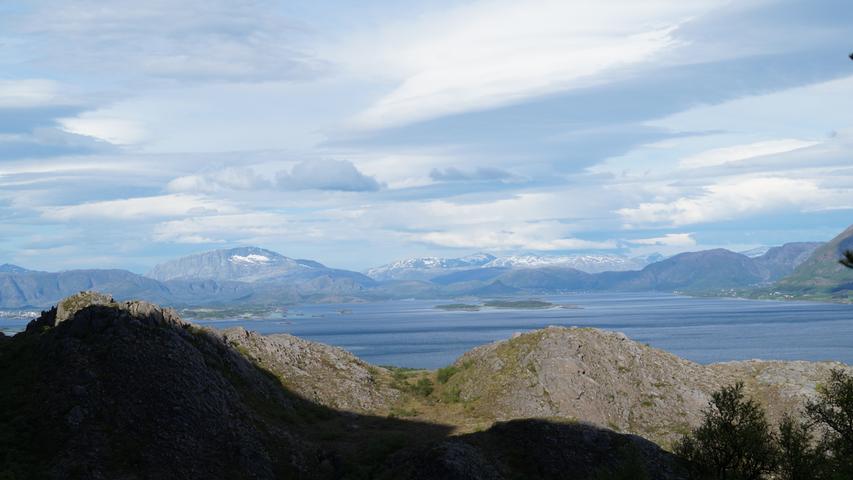 Wir befinden uns zwar nicht im eigentlichen Norwegischen Fjord-Land: Doch die Berge scheinen auch hier aus dem Meer zu wachsen. Dazwischen liegen die klienen Inseln des Helegelands.