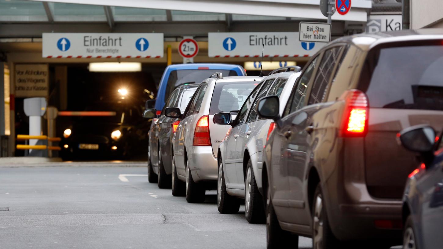 Aufgrund des Parkplatzmangels in der Altstadt könnten Parkhäuser in Zukunft auch nachts ihre Pforten für Anwohner öffnen.