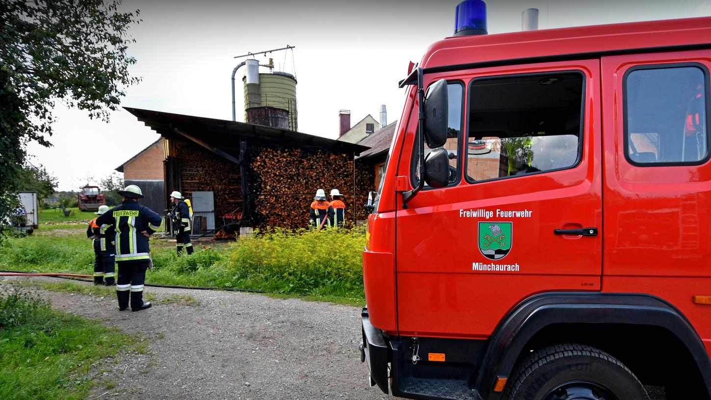 Falkendorf: Holzstoß in Flammen