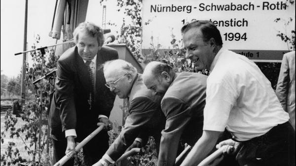 Wenige Jahre später geht es an die Linie 3 von Nürnberg nach Roth: Verkehrs-Staatssekretäre, Bahnfunktionäre und natürlich wieder Oberbürgermeister Peter Schönlein (rechts) greifen in Nürnberg-Reichelsdorf zum Spaten, um symbolisch den Bau der dritten S-Bahn-Linie zu beginnen.