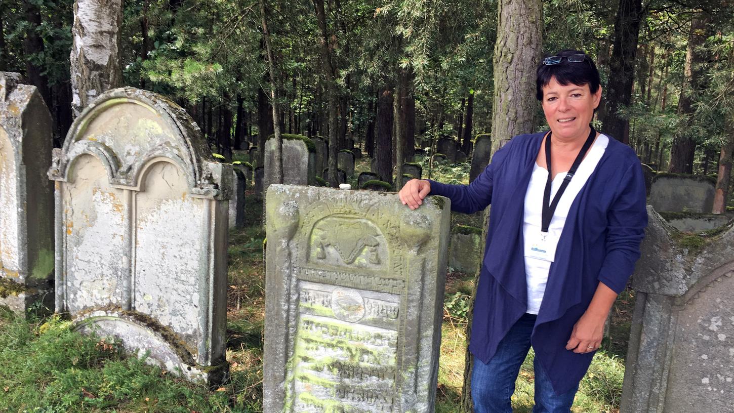 NN-Wanderreporterin erkundet jüdischen Friedhof