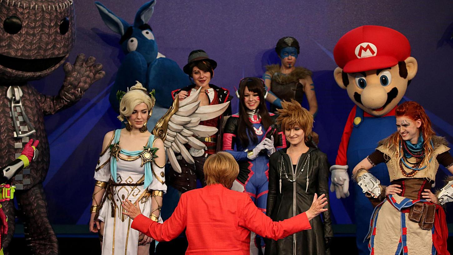 Gruppenbild mit Kanzlerin: Angela Merkel unterhält sich auf der Kölner Computerspielemesse Gamescom mit Cosplayern.