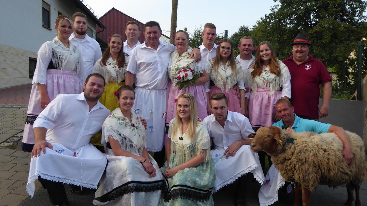 Ganz traditionell haben sieben Paare die Oberweilersbacher Kerwa am Kerwasmontag ausgetanzt.