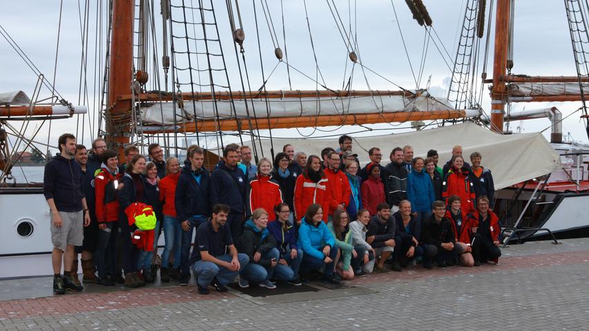 Die Reise endet nach zehn Tagen im Hafen von Warnemünde - mit einem Gruppenfoto vor dem Schiff.
