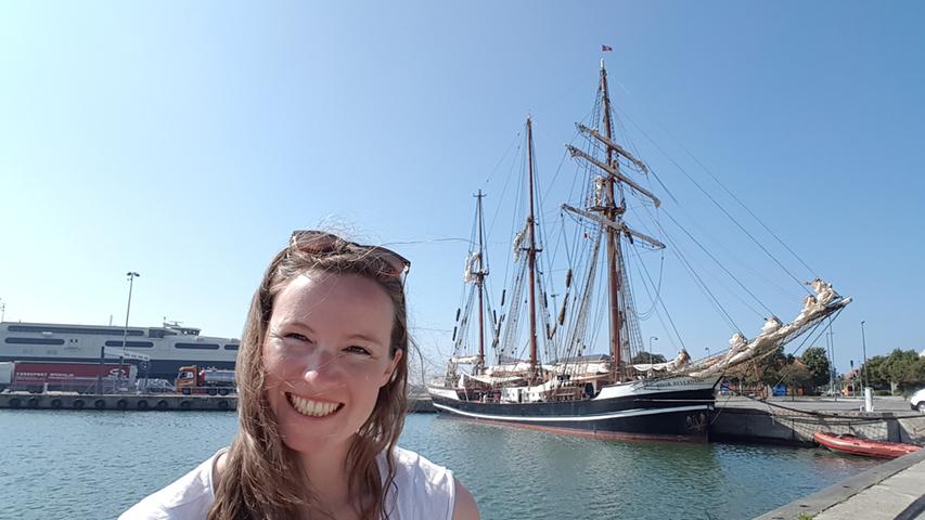 NZ-Redakteurin Christina Merkel war mit an Bord und hat über ihre Erlebnisse - von Seekrankheit bis Segelsetzen - berichtet: http://blog.nz-online.de/campus/tag/science-sets-sail