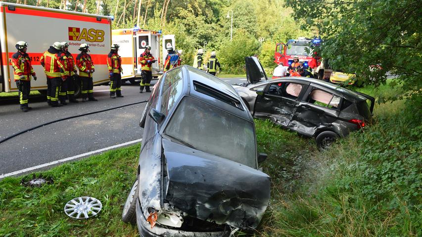 Drei Personen verletzt: Schwerer Unfall am Wehrwiesenweg