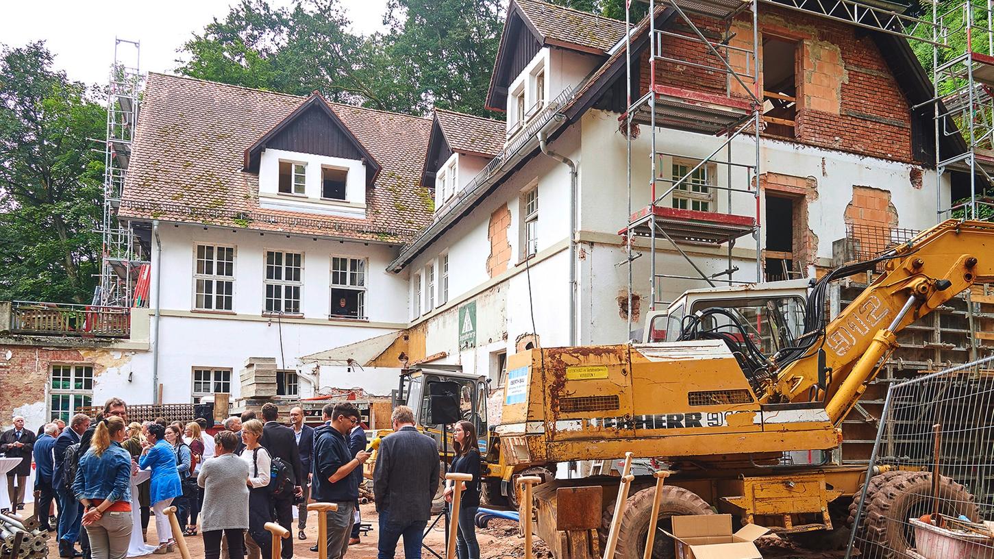 Der Startschuss für die Sanierungs- und Umbauarbeiten der ehemaligen Jugendherberge Wolfsschlucht zum "Erlebnispädagogischen Kompetenzzentrum" ist gefallen.