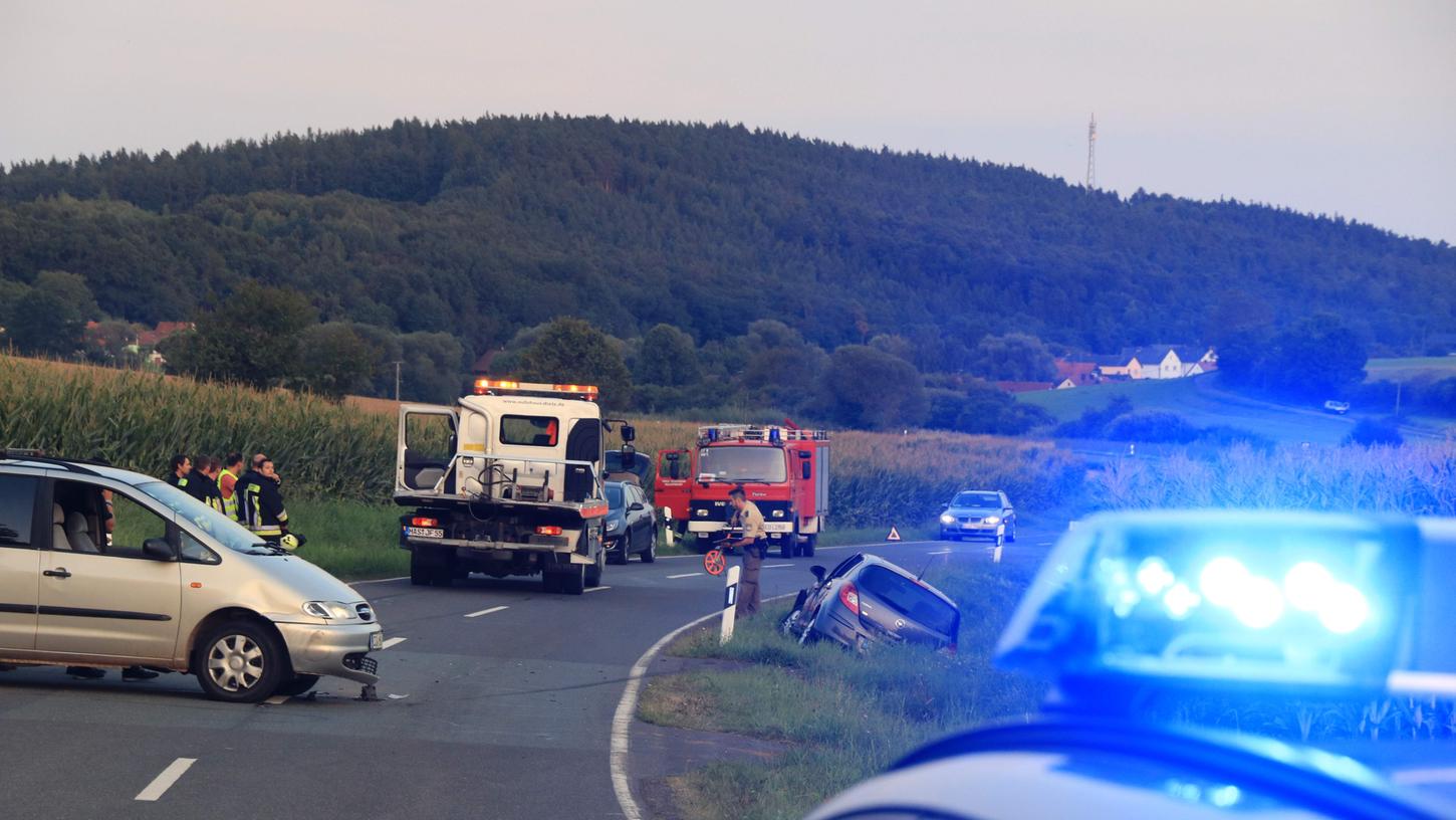 Ein 20-jähriger Ford Fahrer wollte ein Dreirad überholen und übersah dabei den entgegenkommenden Opel einer jungen Frau. Durch den Unfallhergang wurden sowohl die 20-jährige Opel Fahrerin sowie auch die 60-jährige Lenkerin des Dreirades schwer verletzt.