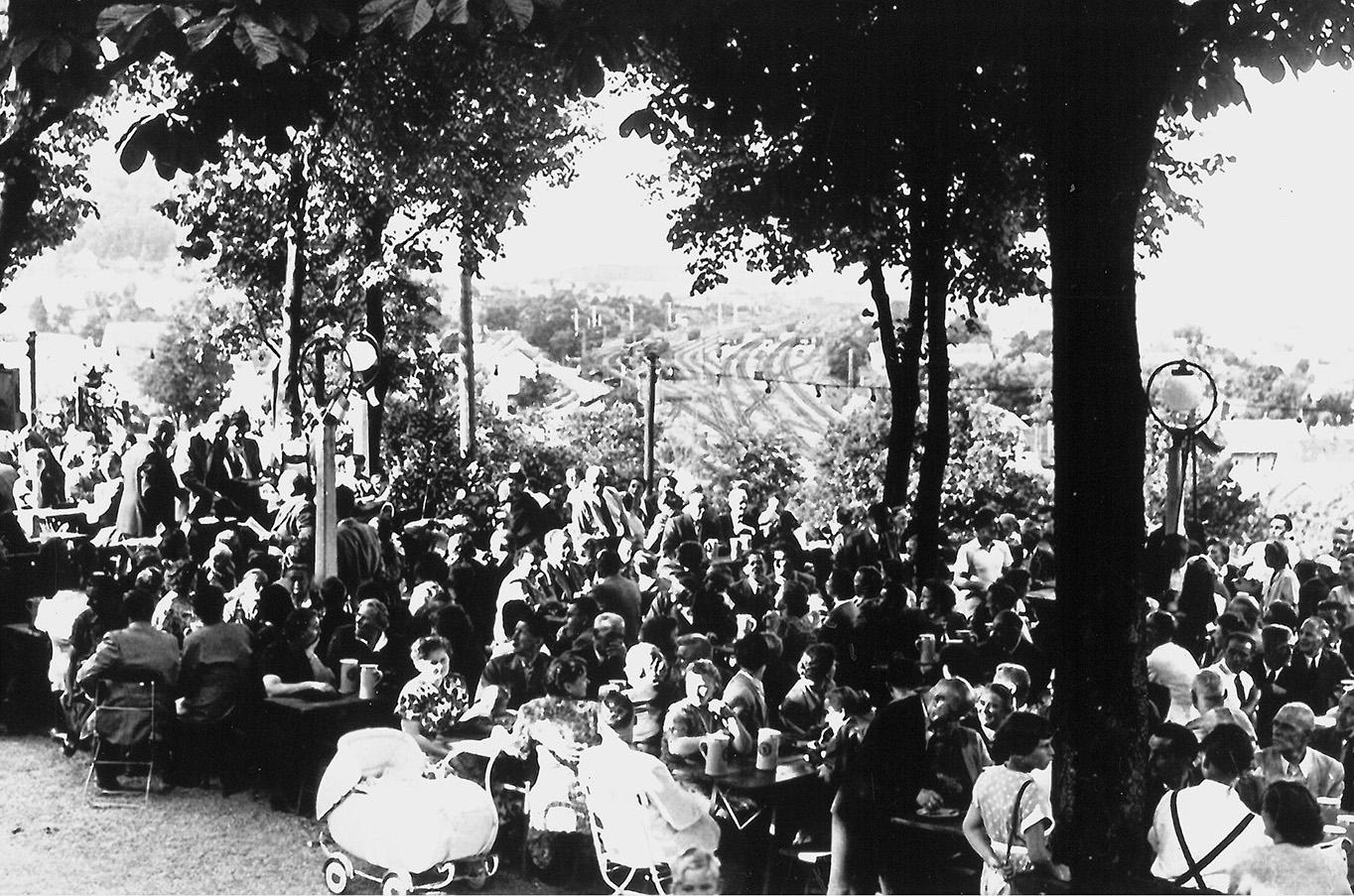 Ein beliebtes Treuchtlinger Gasthaus und Ausflugsziel war einst der Perlachbergkeller. In den 1920er Jahren errichtete die Brauerei Roth das Ausflugslokal am Nordosthang des Perlachbergs. Dort befand sich bereits ein Lagerkeller, und der weite Blick entschädigte die Besucher schon damals für den kurzen Aufstieg. Anton Engelhardt und das Ehepaar Schenk sind als einstige Pächter bekannt. In den letzten Weltkriegsjahren wurde der Betrieb eingestellt, kurz darauf aber wieder aufgenommen. Später kümmerten sich Maria Schußmann (1949 bis 1952), Emmi und Willy Ahrend (1952 bis 1959) sowie kurz auch Karl Hüttinger und Helga Türk um das nach 1959 nur noch zeitweise geöffnete Lokal. Als die Brauerei Roth den Betrieb einstellte, wurde das Gelände sich selbst überlassen und verfiel. Heute erweckt es der SPD-Ortsverein einmal im Jahr wieder zum Leben und feiert auf dem urig-verfallenden Anwesen im Grünen hoch über den Dächern der Altmühlstadt sein "Perlachbergfest".