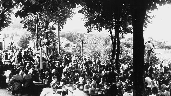 Ein beliebtes Treuchtlinger Gasthaus und Ausflugsziel war einst der Perlachbergkeller. In den 1920er Jahren errichtete die Brauerei Roth das Ausflugslokal am Nordosthang des Perlachbergs. Dort befand sich bereits ein Lagerkeller, und der weite Blick entschädigte die Besucher schon damals für den kurzen Aufstieg. Anton Engelhardt und das Ehepaar Schenk sind als einstige Pächter bekannt. In den letzten Weltkriegsjahren wurde der Betrieb eingestellt, kurz darauf aber wieder aufgenommen. Später kümmerten sich Maria Schußmann (1949 bis 1952), Emmi und Willy Ahrend (1952 bis 1959) sowie kurz auch Karl Hüttinger und Helga Türk um das nach 1959 nur noch zeitweise geöffnete Lokal. Als die Brauerei Roth den Betrieb einstellte, wurde das Gelände sich selbst überlassen und verfiel. Heute erweckt es der SPD-Ortsverein einmal im Jahr wieder zum Leben und feiert auf dem urig-verfallenden Anwesen im Grünen hoch über den Dächern der Altmühlstadt sein "Perlachbergfest".