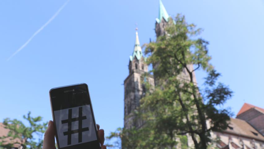 23. August: Die Raute feiert Geburtstag! Zum zehnten Jahrestag des Hashtags gibt es heute ein ganz besonderes #Mittagsbild aus der Nürnberger Innenstadt: Die #Lorenzkirche bei strahlendem #Sonnenschein.