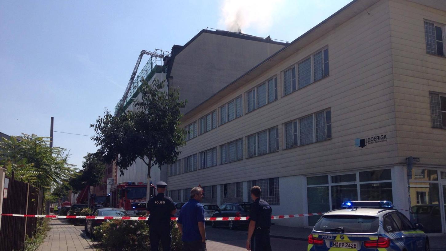 Rauch auf dem Dach: Die Feuerwehr rückte am Mittag zum Landesamt für Statistik aus.
