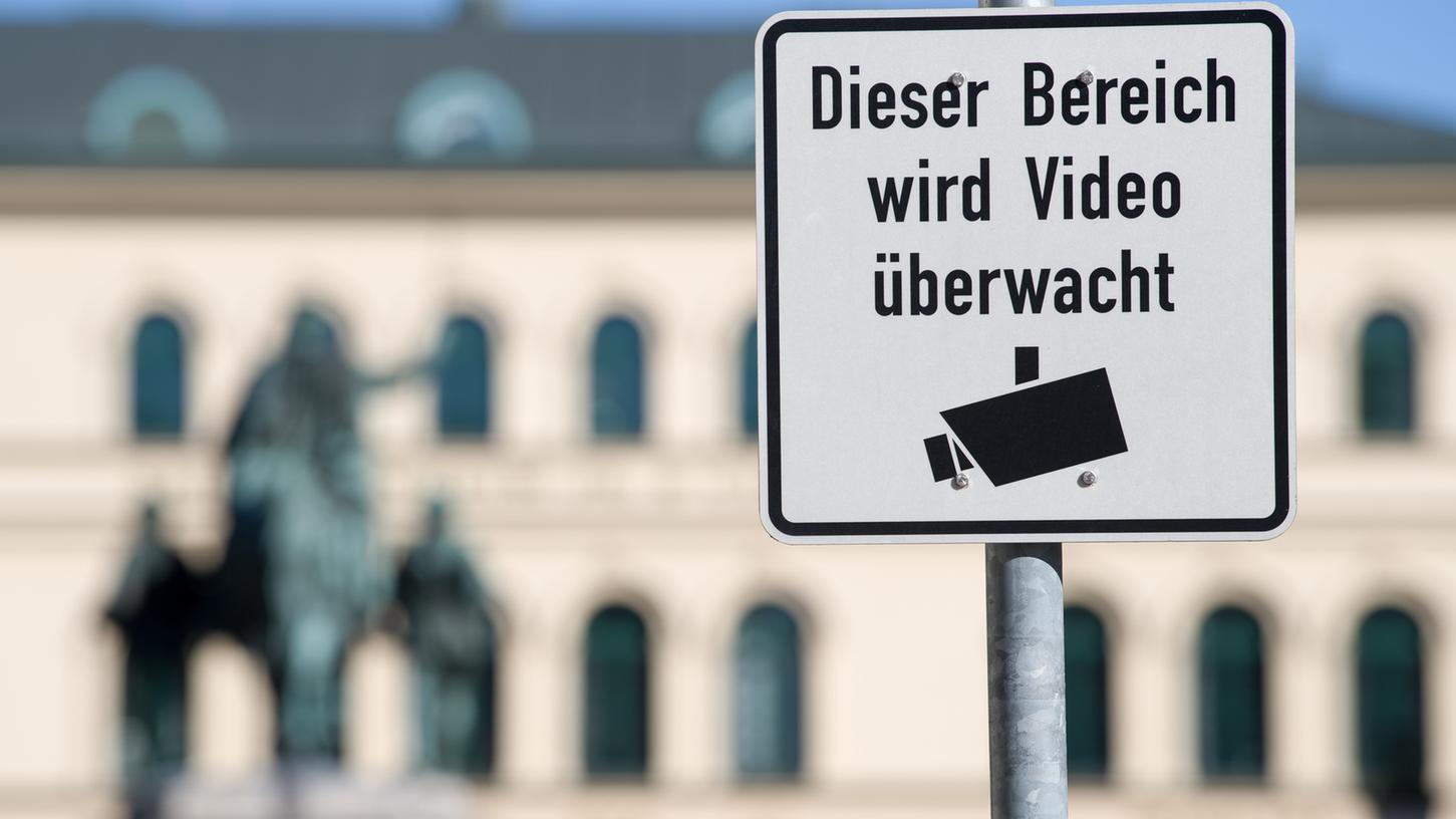 Es ist nicht genau bekannt, wie viele Kameras in Deutschland im öffentlichen Raum montiert sind. In Bayern waren es 2012 über 17.000.