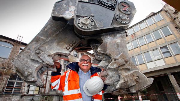 2008 herrschte noch Optimismus: Der neue Augustinerhof-Besitzer Gerd Schmelzer gibt den Startschuss für den Abriss.