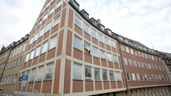1994 sollte sich mit dem Handschlag zwischen Eigentümer Mohammad Abousaidy, OB Peter Schönlein und Architekt Helmut Jahn alles ändern. Als das neue Konzept präsentiert wurde standen die Wohnungen an der Karlsbrücke schon Jahre lang leer.