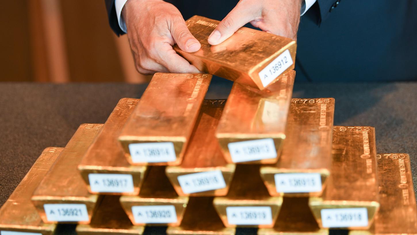 Die Bundesbank hat die Verlagerung ihrer Goldreserven aus dem Ausland gut drei Jahre früher abgeschlossen als geplant. Nach Angaben der Bundesbank liegen jetzt 1710 Tonnen oder 50,6 Prozent des deutschen Goldschatzes in heimischen Tresoren.