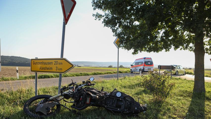 Zusammenstoß mit Beetle: Biker in Weißenburg schwer verletzt