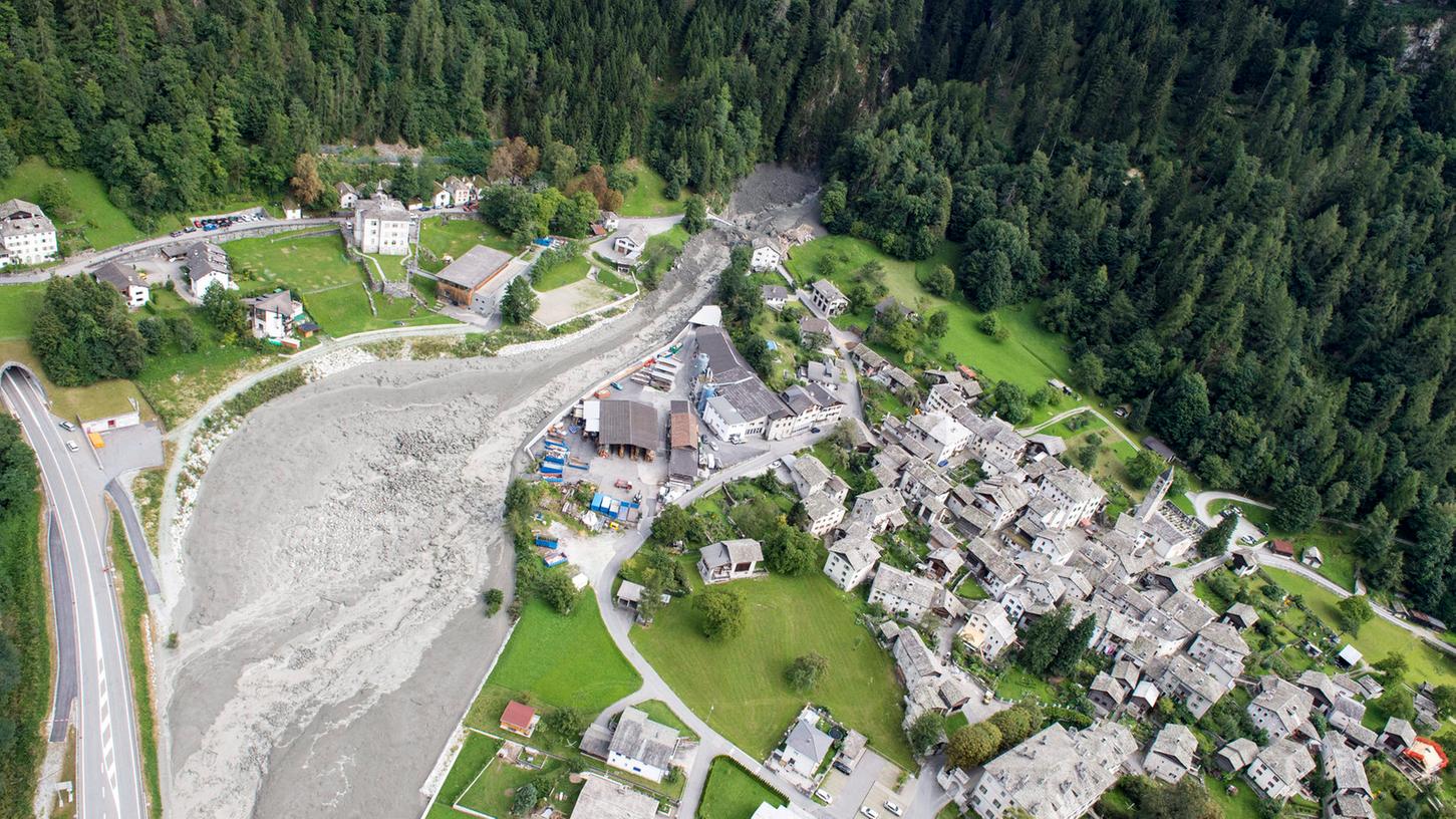 Acht Menschen werden nach dem riesigen Bergsturz in der Schweiz vermisst.