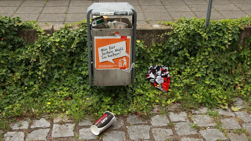 24. August: Dieser Mülleimer auf der Insel Schütt ist scheinbar doch nicht so tolerant, wie er angibt zu sein. Vielleicht liegt es aber auch daran, dass er bereits zu offen für anderen Abfall war.