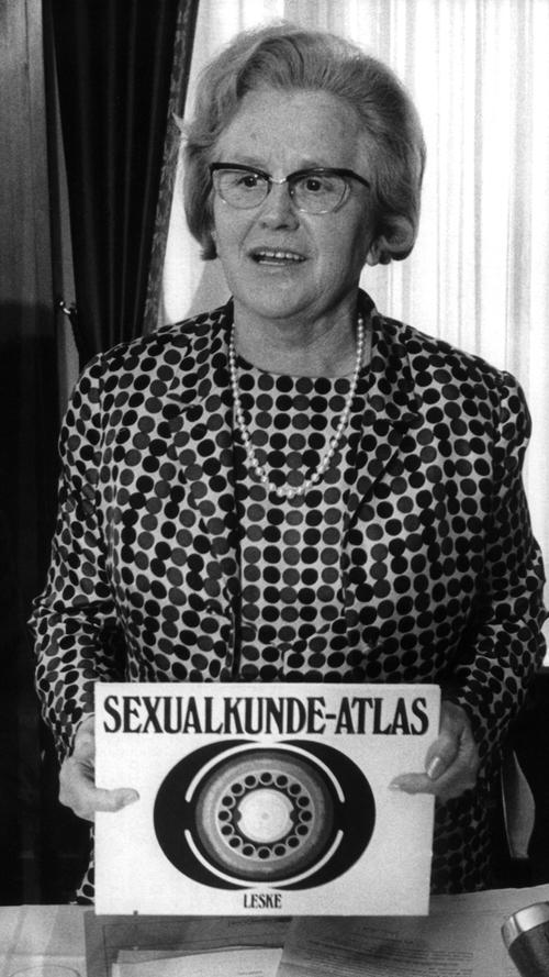 Die Nürnbergerin war bereits in ihrer Jugend für die Sozialdemokratie aktiv. Von 1966 bis 1969 war sie Bundesministerin für das Gesundheitswesen und anschließend 1972 Bundesministerin für Jugend, Familie und Gesundheit. In ihrer ersten Amtsperiode war eines ihrer wichtigen Anliegen die sexuelle Aufklärung, zum Beispiel durch die Herausgabe eines Sexualkunde-Atlases oder die Herstellung sowie die Aufführung des Aufklärungsfilms "Helga". 1972, nach ihrem Ausscheiden aus dem Bundestag — dort saß sie ab 1961 als direkt gewählte Abgeordnete für den Wahlkreis Nürnberg, in dem sie zuletzt 47,1 Prozent der Erststimmen erzielte — war Strobel noch sechs Jahre lang bis 1978 Mitglied des Nürnberger Stadtrates.