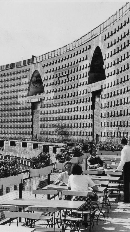 Als der Stadt Nürnberg die Kongresshalle 1948 übertragen wurde, wusste sie zunächst nicht, was sie mit ihr anfangen sollte. 1949 fand dort die erst deutsche Bauausstellung statt. Ein Terrassen-Cafè lockte die Besucher ins zweite Obergeschoss.