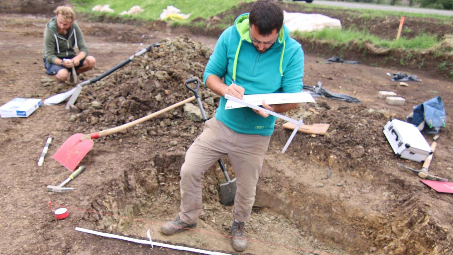 Die Überreste eines mittelalterlichen Dorfes bei Bad Windsheim haben zuerst die Fürther Archäologen entdeckt - nun untersuchen Mitarbeiter des Landesamtes für Denkmalpflege die Fundstelle.