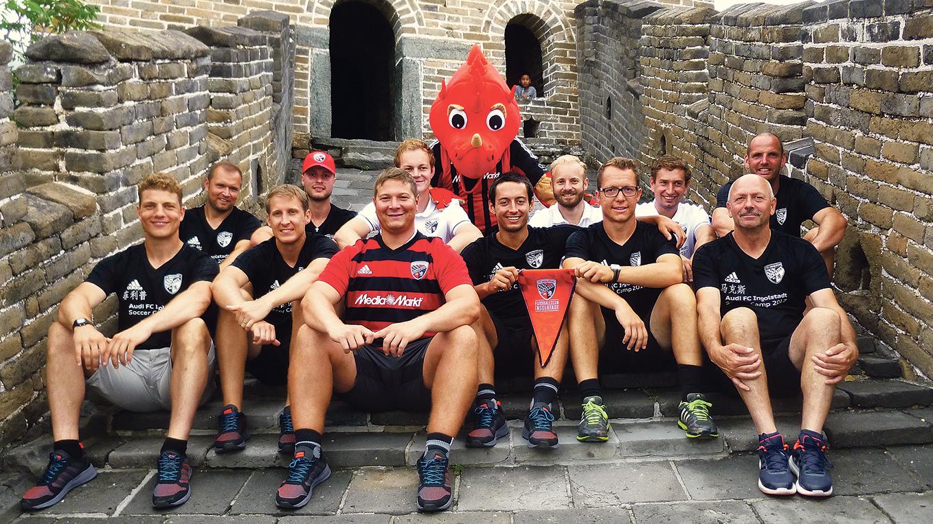 Die „Schanzer“ auf der Chinesischen Mauer: Für Markus Vochezer (vorne rechts), Dominik Herrmann (dahinter) und deren Trainerkollegen war im Rahmen der Fußballcamps in Asien auch ein interessantes Besichtigungsprogramm organisiert. Die „Schanzer“ auf der Chinesischen Mauer: Für Markus Vochezer (vorne rechts), Dominik Herrmann (dahinter) und deren Trainerkollegen war im Rahmen der Fußballcamps in Asien auch ein interessantes Besichtigungsprogramm organisiert.