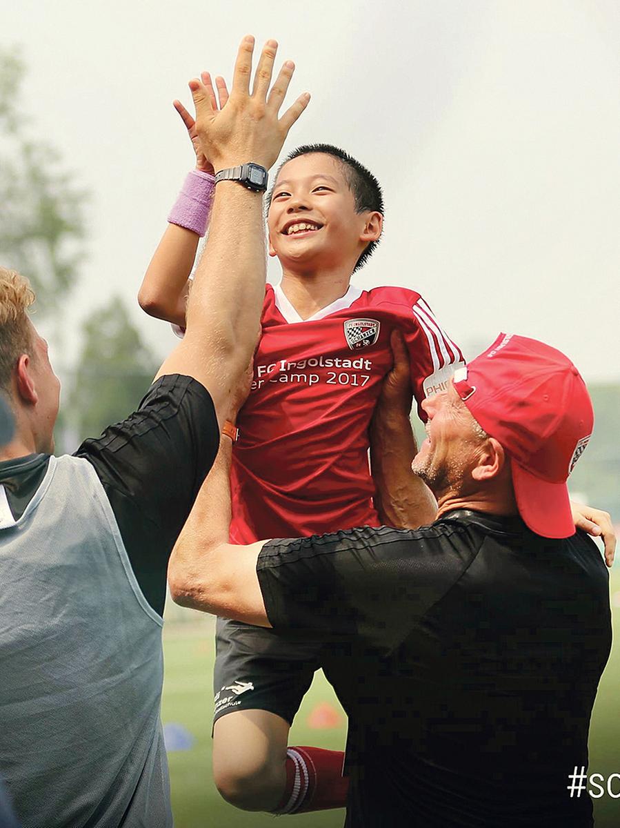 „Ein extrem glückliches Erlebnis“: Markus Vochezer (rechts) mit einem der chinesischen Nachwuchsfußballer, die er bei den Camps im Reich der Mitte betreut hat. „Ein extrem glückliches Erlebnis“: Markus Vochezer (rechts) mit einem der chinesischen Nachwuchsfußballer, die er bei den Camps im Reich der Mitte betreut hat.