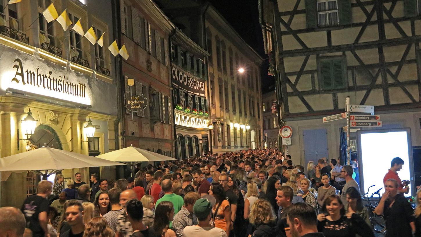 Die "Sandkerwa" gibt's nicht - das gibt's nicht: Trotz der Absage des Traditionsfestes pilgerten mehrere Tausend Menschen wieder in die Bamberger Altstadt und feierten dennoch.