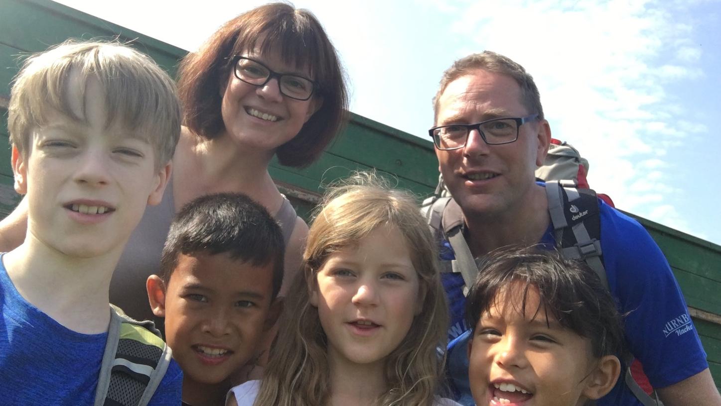 Erzieherin Michaela Langer und ihre Schützlinge stellten sich gerne mit Hauke Höpcke für ein Selfie des NN-Wanderreporters auf.
