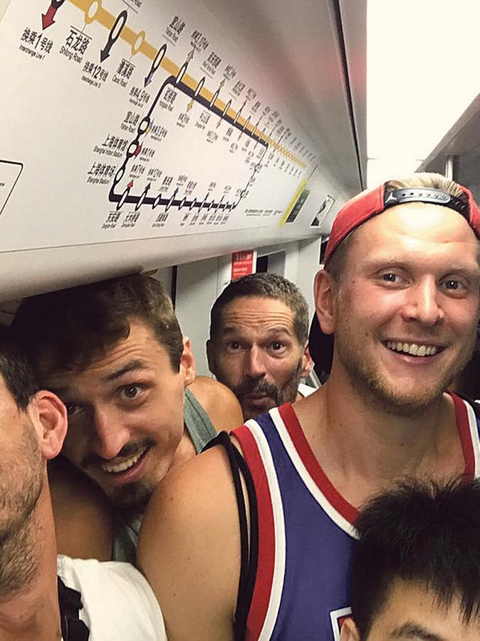 Große Jungs in der U-Bahn: Stefan Schmoll (rechts) und seine Nürnberger Teamkollegen gingen in Shanghai natürlich auch auf Entdeckungstour. Große Jungs in der U-Bahn: Stefan Schmoll (rechts) und seine Nürnberger Teamkollegen gingen in Shanghai natürlich auch auf Entdeckungstour.
