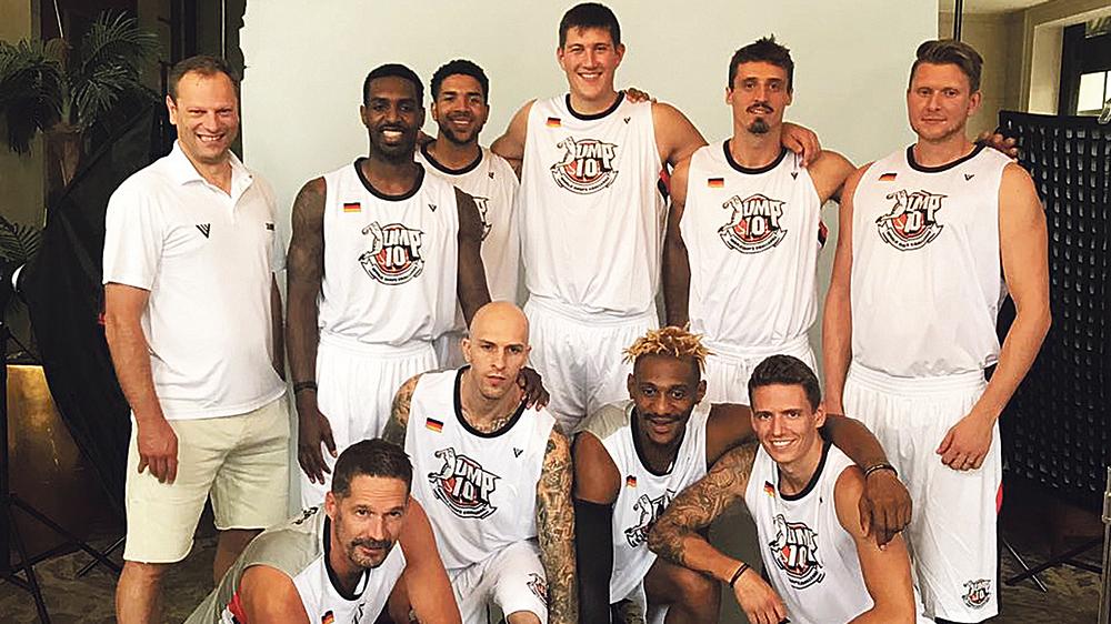 Vertraten die deutschen Farben: Die Nürnberg Falcons mit Trainer Ralph Junge (li.) und Gastspieler Stefan Schmoll (re.) von den VfL-Baskets Treuchtlingen. Vertraten die deutschen Farben: Die Nürnberg Falcons mit Trainer Ralph Junge (li.) und Gastspieler Stefan Schmoll (re.) von den VfL-Baskets Treuchtlingen.