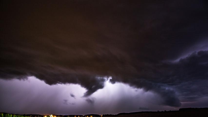 Gewitter über Franken: Blitze erleuchten Nachthimmel