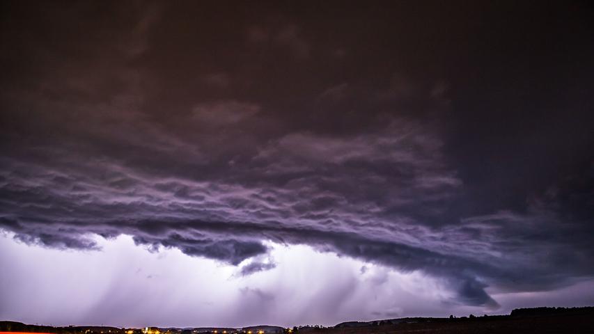 Gewitter über Franken: Blitze erleuchten Nachthimmel