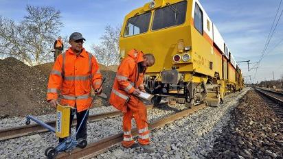 Beim Austausch der Gleise auf der Bahnstrecke zwischen Nürnberg und Fürth kommt modernste Schienenbau-Technik zum Zug. Dennoch geht die S-Bahn-Verbindung erst Ende November in Betrieb. Beim Austausch der Gleise auf der Bahnstrecke zwischen Nürnberg und Fürth kommt modernste Schienenbau-Technik zum Zug. Dennoch geht die S-Bahn-Verbindung erst Ende November in Betrieb.