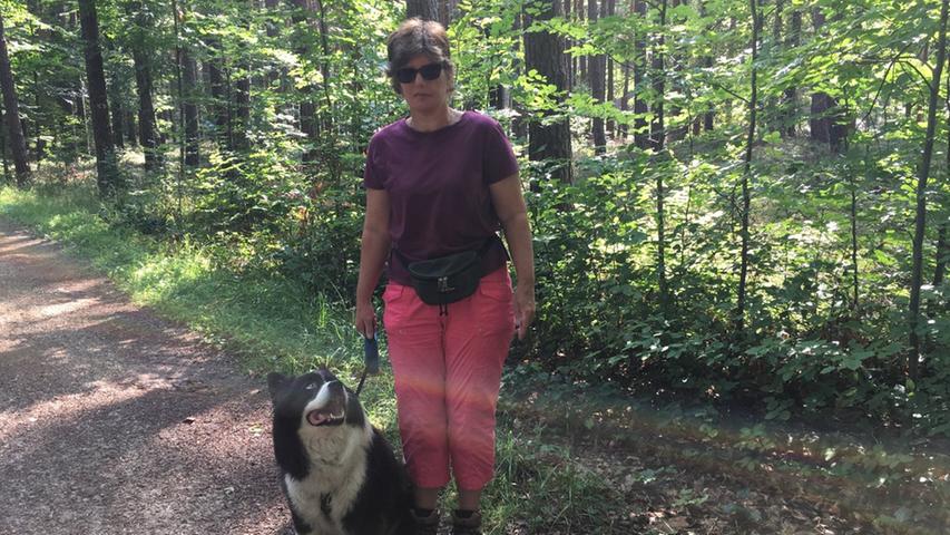 Im Wald zwischen Weisendorf und Reuth trifft Hauke auf Sandra. Sie arbeitet im ambulanten Pflegedienst und verbringt ihre Mittagspause mit Hund Felix.