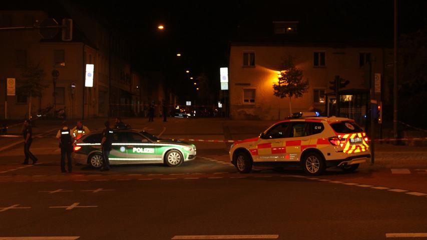 Am spÃ¤ten Samstagabend (26.08.2017) kam es zu einem grÃ¶ÃŸeren Polizeieinsatz in der Innenstadt von Erlangen. Im Bereich der GoethestraÃŸe, auf HÃ¶he der Erlanger Arcaden, wurde ein verdÃ¤chtiger Gegenstand in einer GrÃ¼nanlage aufgefunden. Die Polizei sperrte den Bereich weitrÃ¤umig ab. Da nicht ausgeschlossen werden konnte, dass es sich um eine potentielle GefÃ¤hrdung handelte, entschlossen sie sich, Spezialisten des Landeskriminalamts aus MÃ¼nchen anzufordern. Diese prÃ¼ften vorsichtig den Gegenstand und konnten schlieÃŸlich Entwarnung geben. Es handelte sich um ein 20 Zentimeter langes Rohr, von dem jedoch keine Gefahr ausging. Ob es bewusst dort abgelegt wurde und wer es dort deponiert hat, ist unklar. Die Polizei hob die Absperrungen gegen 3 Uhr wieder auf. Foto: NEWS5 / Friedrich Weitere Informationen... https://www.news5.de/news/news/read/11798