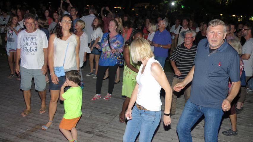 Auf dem Bretterboden vor der Seebühne in Schlungenhof kamen schnell Tanzwillige  zusammen.