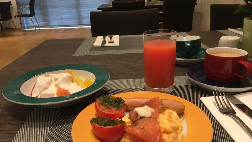 Dass Hauke ein deftiges Frühstück bevorzugt, haben wir auf seinen letzten Etappen gesehen. Diesmal gibt es gefüllte Tomaten, Lachs, Rührei und als Beilage ein Würstchen. Mahlzeit!