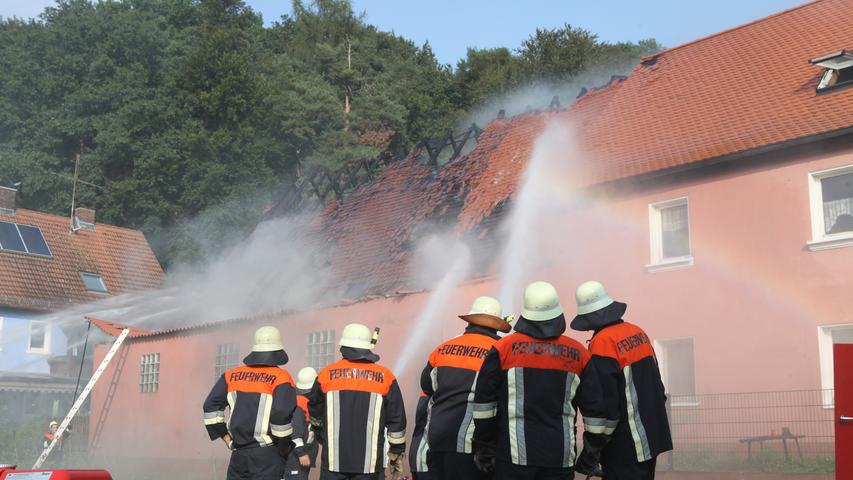 Rauchwolke in Herpersdorf: Scheune fängt Feuer und brennt ab