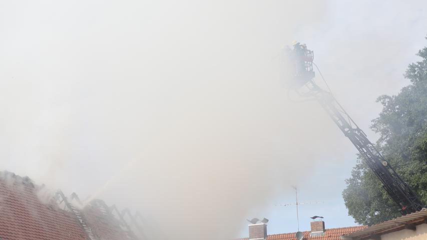 Rauchwolke in Herpersdorf: Scheune fängt Feuer und brennt ab