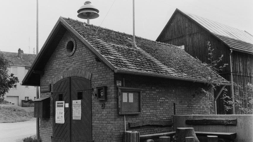 Im Jahr 1977 veranstaltete die Pegnitzer Wehr den Kreisfeuerwehrtag. An das alte Spritzenhaus in Buchau kann sich heute kaum mehr jemand erinnern, ist es doch längst einem schmucken Neubau gewichen.