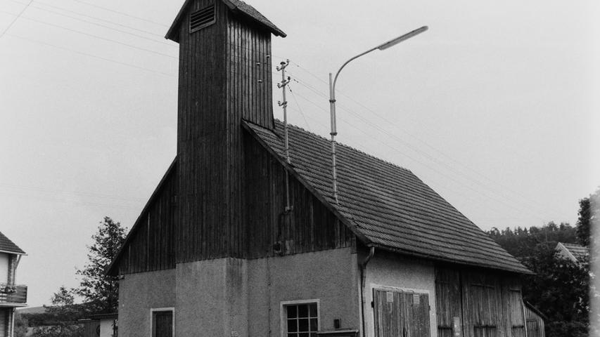 Im Jahr 1977 veranstaltete die Pegnitzer Wehr den Kreisfeuerwehrtag. In Kaltenthal mussten sich die 30 Aktiven damals mit einer besseren Scheune zufrieden geben, der inzwischen ein repräsentativer Neubau gefolgt ist, der sich zum schmucken Dorfzentrum entwickelt hat.