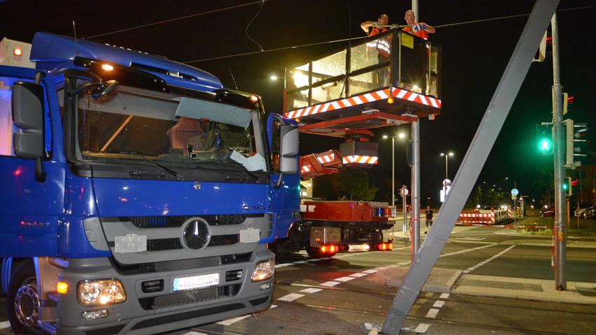 Lastwagen  kracht im Nürnberger Norden gegen Oberleitungsmast