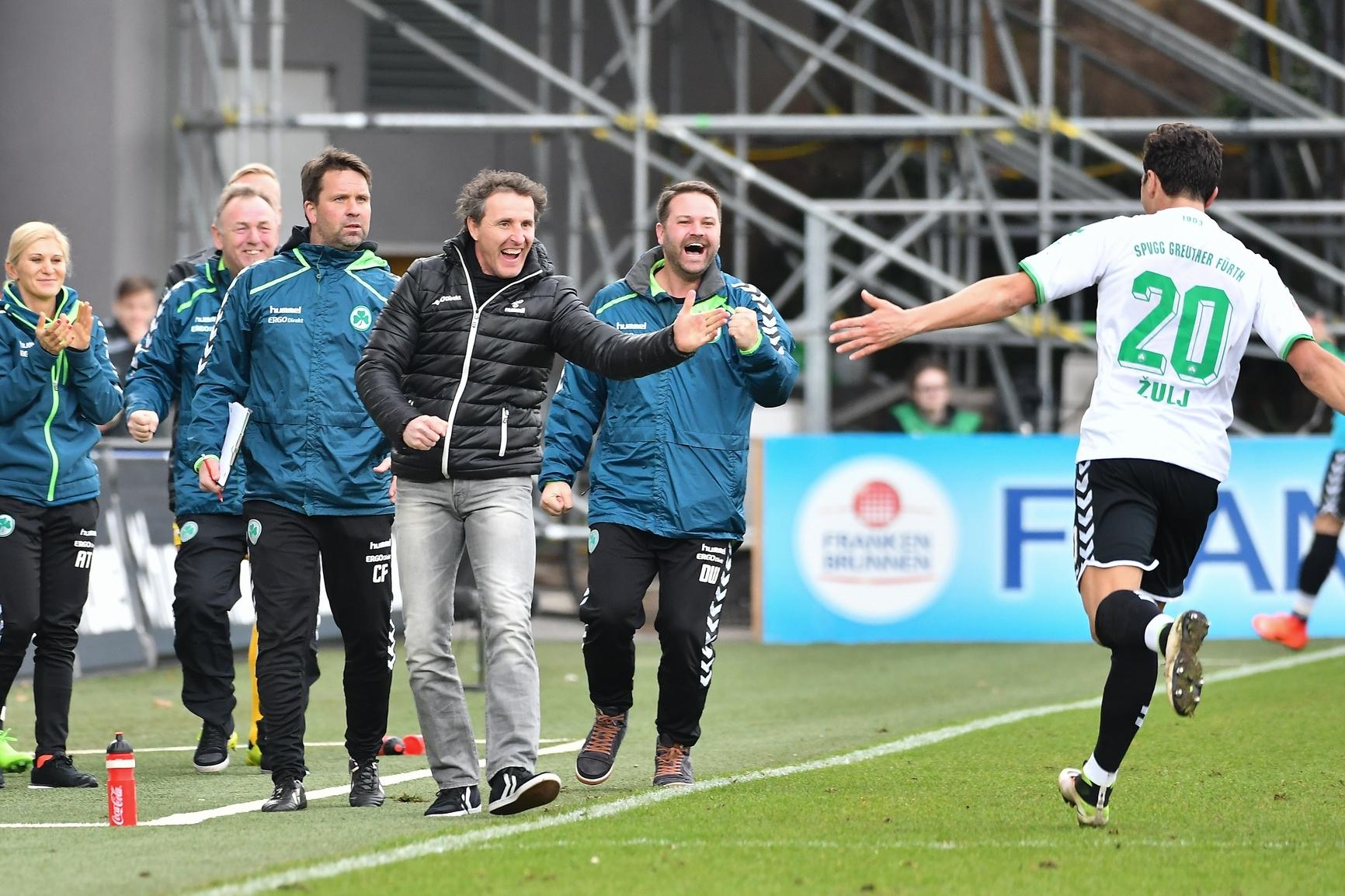 ... sowie den Erzrivalen aus Nürnberg. Damit verabschiedet sich das Kleeblatt frühzeitig aus dem Abstiegskampf. Der Lohn: Ein neuer Zweijahresvertrag als Chefcoach.