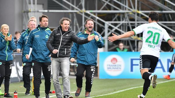 ... sowie den Erzrivalen aus Nürnberg. Damit verabschiedet sich das Kleeblatt frühzeitig aus dem Abstiegskampf. Der Lohn: Ein neuer Zweijahresvertrag als Chefcoach.