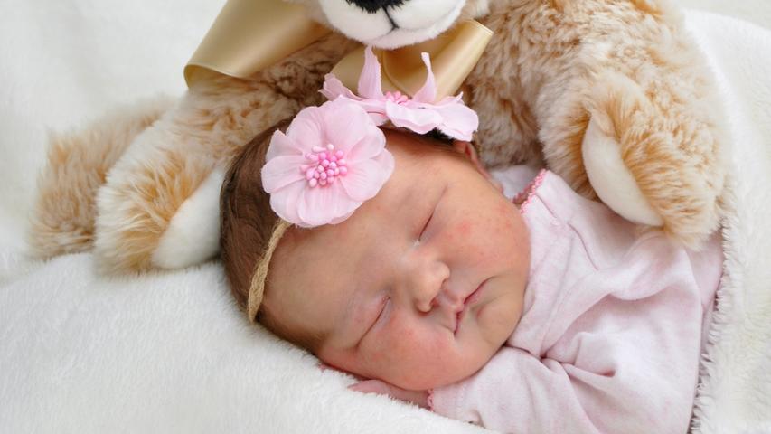Gut behütet: Stella Olivia wurde am 15. August in der Klinik Hallerwiese geboren. Sie wog 3290 Gramm und maß 56 Zentimeter.